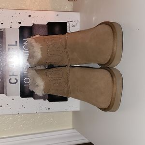 NWOT UGG sz6 chestnut bling ugg front boot, never worn